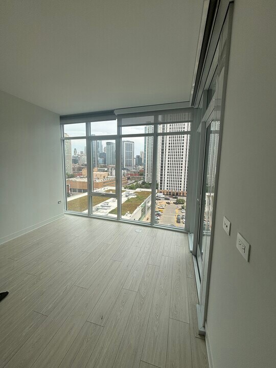 740 W Fulton St, Unit 2202 in Chicago, IL - Building Photo