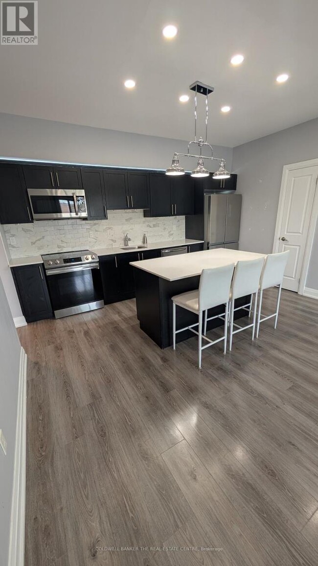 295-295 Cundles Rd E