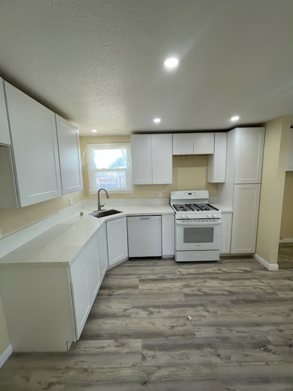 401 S Richmond Rd in Ridgecrest, CA - Foto de edificio - Building Photo