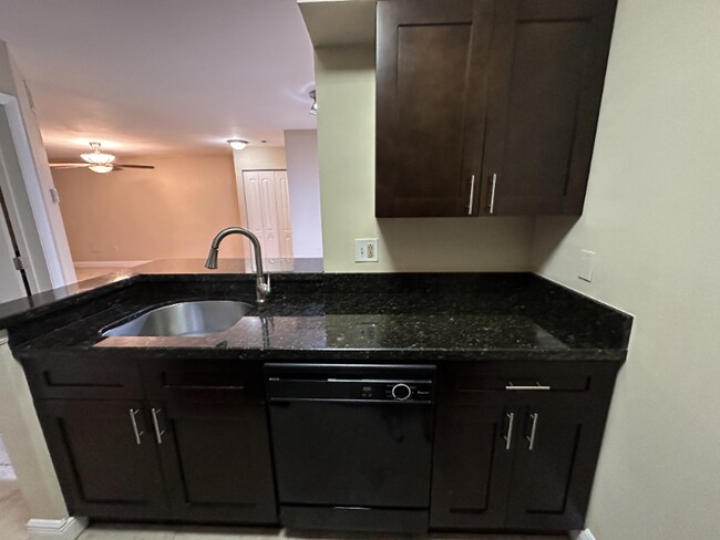 2811 N Oakland Forest Dr, Unit 209 in Oakland Park, FL - Foto de edificio - Building Photo