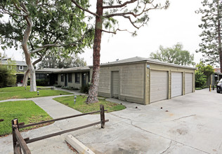 302-318 Monte Vista Ave in Costa Mesa, CA - Building Photo - Building Photo