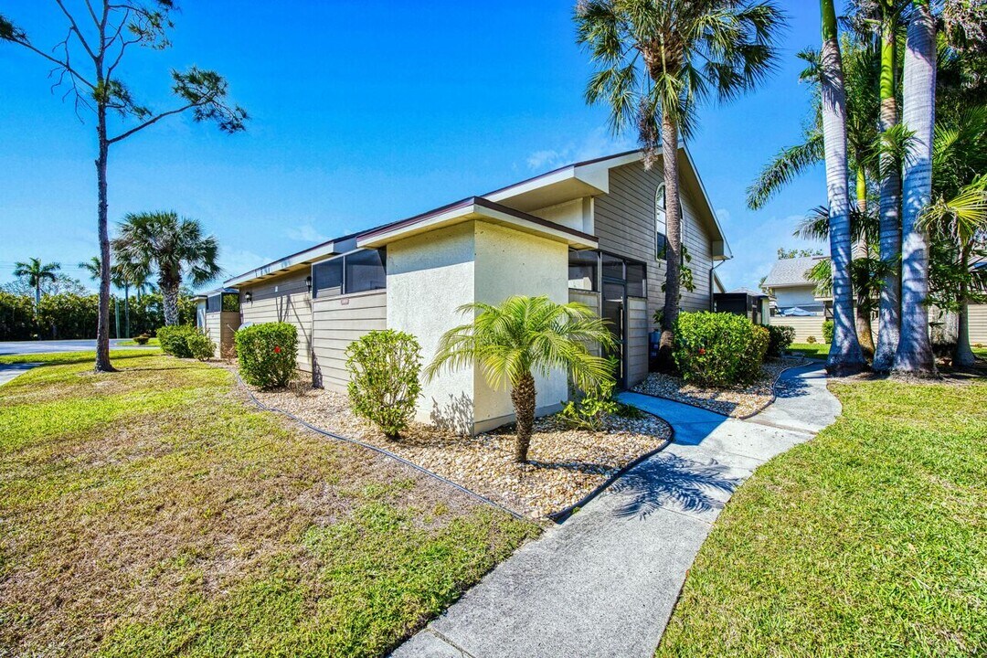 13303 Broadhurst Loop, Unit Cypress  Lake Estates in Ft. Myers, FL - Building Photo