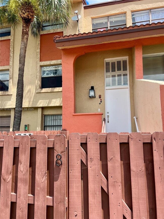 9961 NW 9th St Cir in Miami, FL - Building Photo - Building Photo