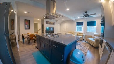 10326 Meadow Lake Ln in Houston, TX - Building Photo - Building Photo