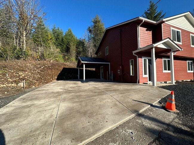 400 NW 7th Ave in Mill City, OR - Building Photo - Building Photo