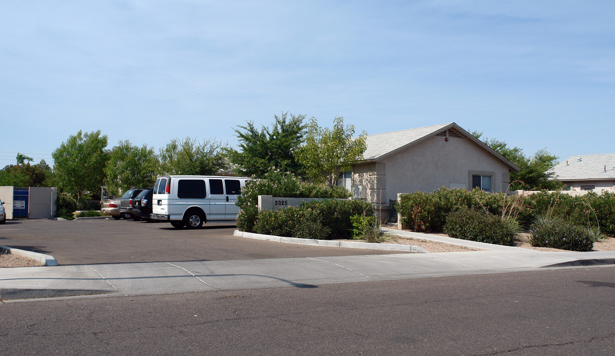 2025 W Morten Ave in Phoenix, AZ - Building Photo