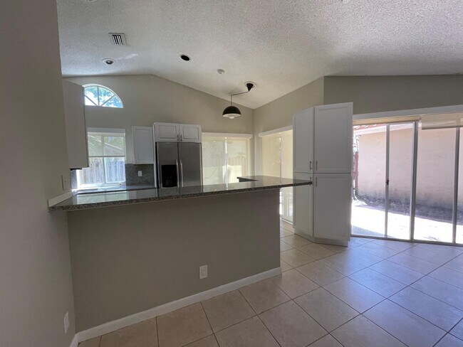 1356 Seagrape Cir in Weston, FL - Foto de edificio - Building Photo