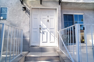 15920 Sherman Way in Van Nuys, CA - Foto de edificio - Building Photo