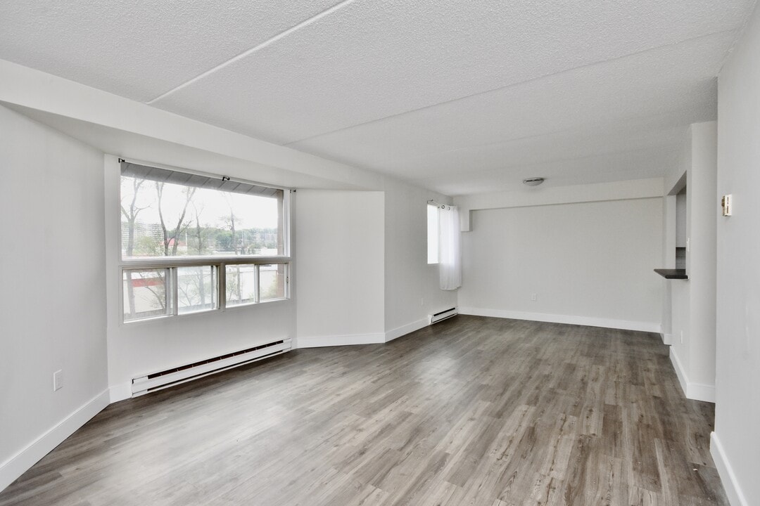 56 Donald St in Barrie, ON - Building Photo