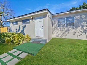 315 NE 165th St in Miami, FL - Building Photo - Building Photo