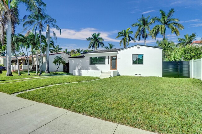 1531 Mayo St in Hollywood, FL - Foto de edificio - Building Photo