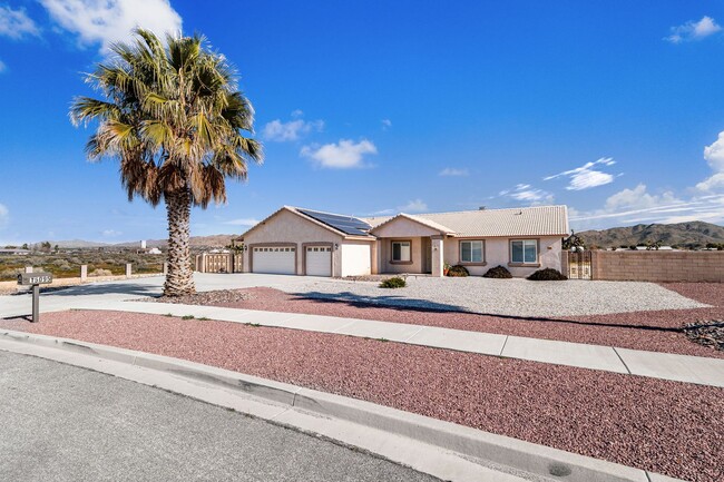 15095 Douglas St in Apple Valley, CA - Building Photo - Building Photo