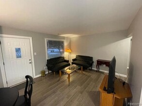 6102 Harrison St, Unit F in Garden City, MI - Building Photo - Building Photo