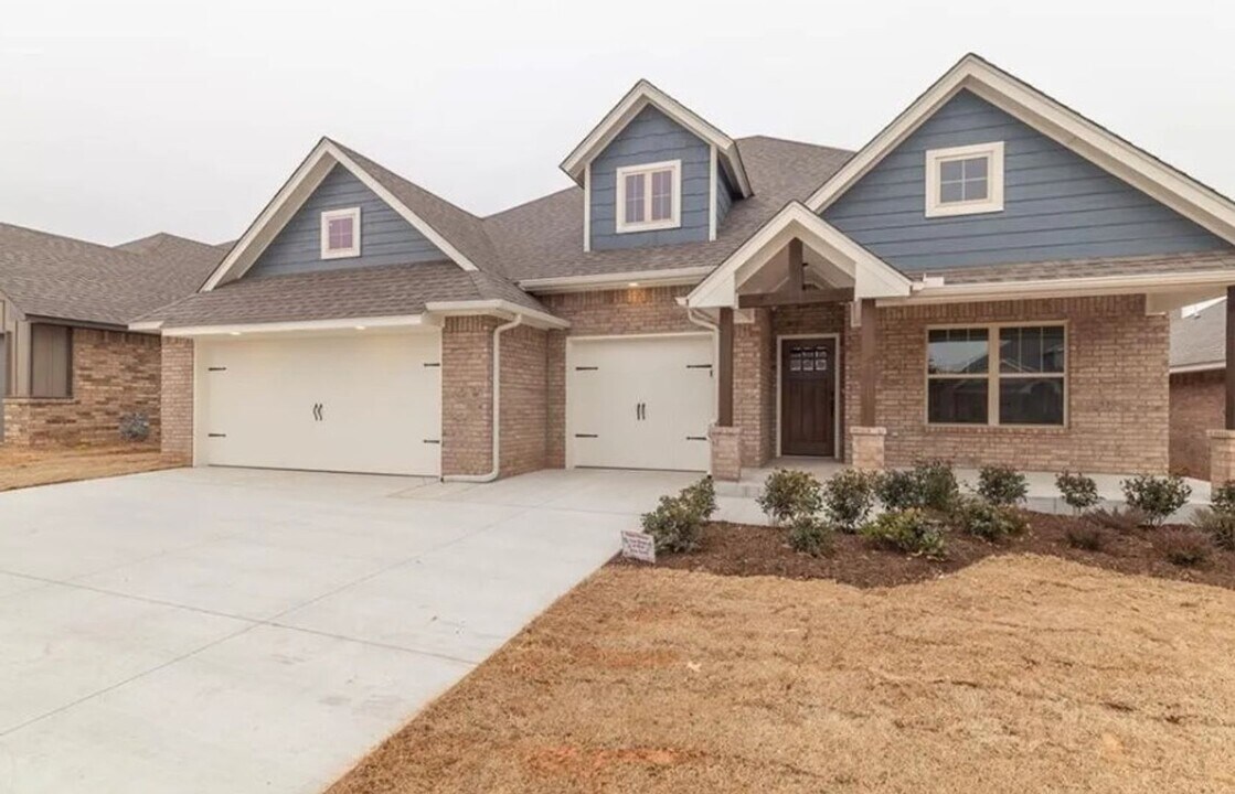 1017 NE 34th Ter in Moore, OK - Building Photo