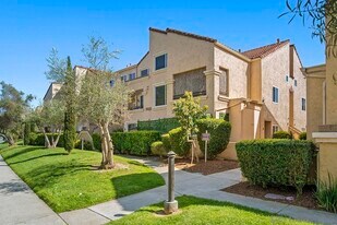 3925 Nobel Dr in San Diego, CA - Building Photo