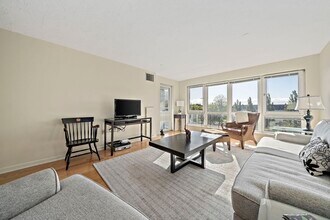 2001 Marina Dr in Quincy, MA - Building Photo - Building Photo