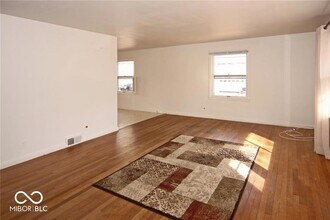 210 W Sycamore St in Zionsville, IN - Building Photo - Building Photo