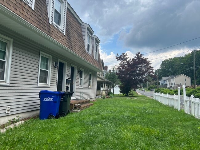 106 Grove St in New Milford, CT - Building Photo - Building Photo