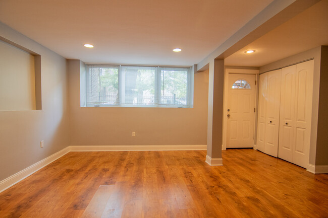 2127 N Clark St in Chicago, IL - Building Photo - Building Photo