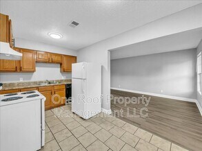 2002 Chateau Dr in Harrisonville, MO - Foto de edificio - Building Photo