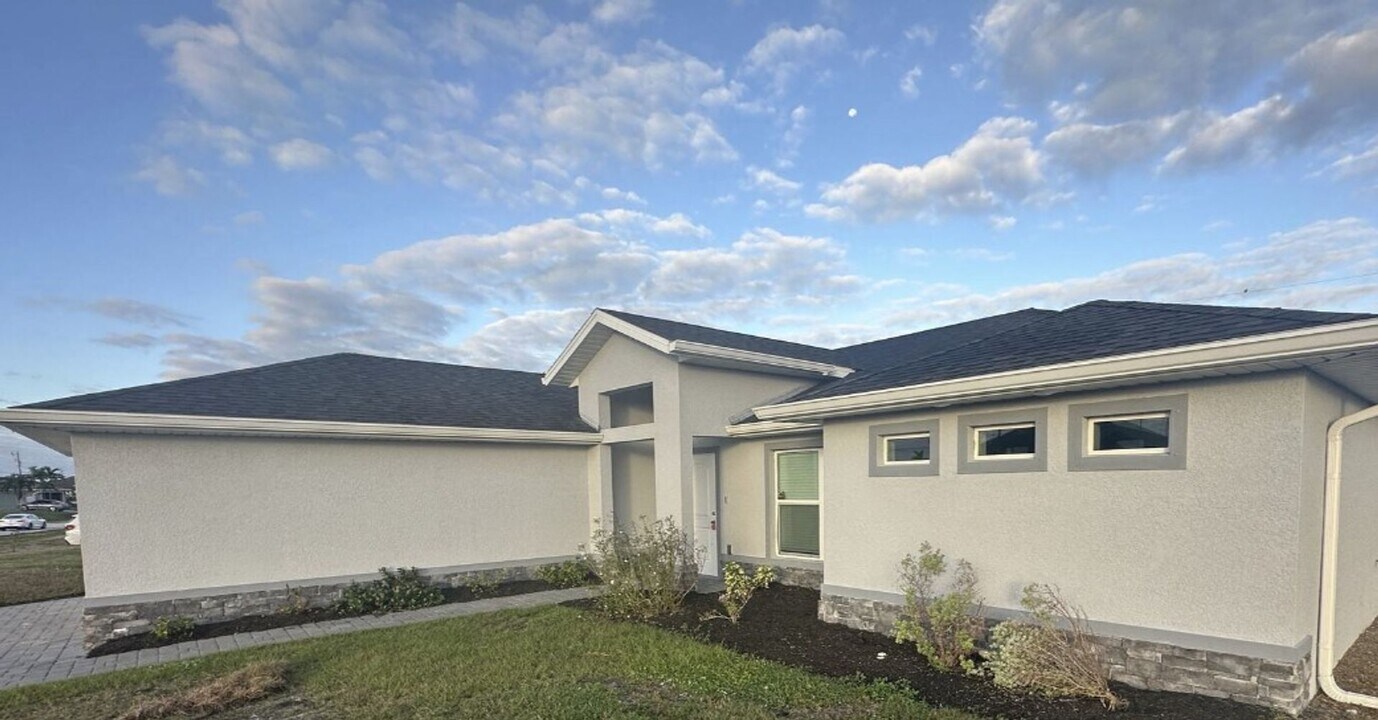3730 NE 15th Pl in Cape Coral, FL - Building Photo