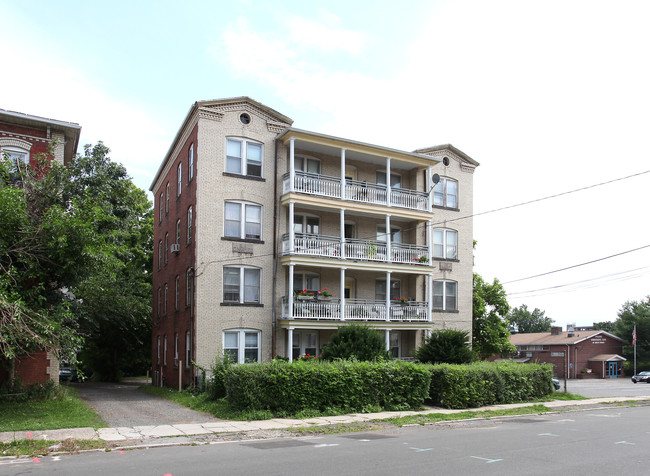 103 Grove St in New Britain, CT - Building Photo - Building Photo