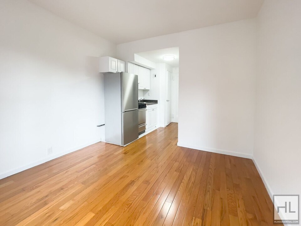 E 61 St/Lenox Hill bordering Sutton Place in New York, NY - Building Photo