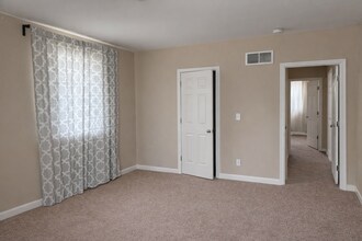 2475 E Maple Rd, Unit first floor in Troy, MI - Foto de edificio - Building Photo