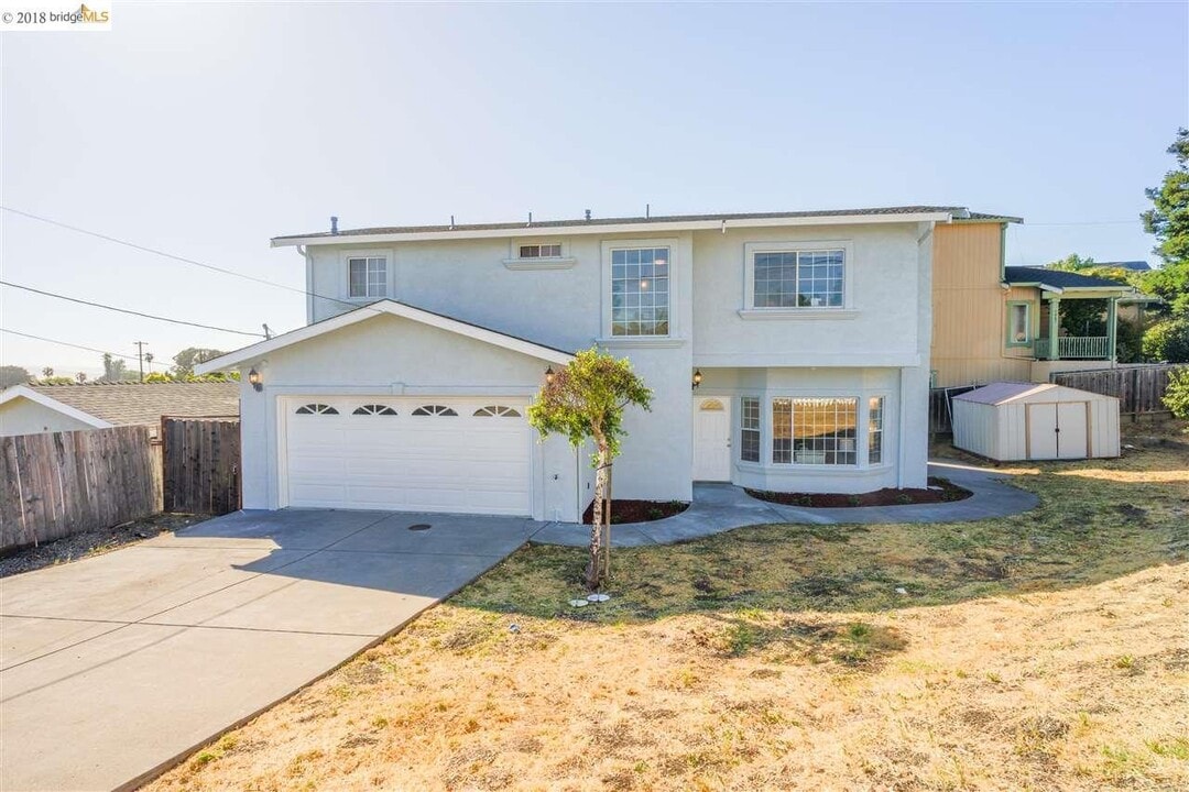 5665 McBryde Ave in Richmond, CA - Building Photo