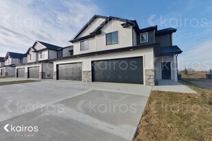 6944 Holly Ct in Johnston, IA - Building Photo