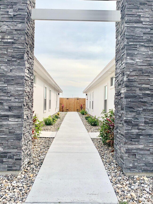 2016 Summerland Ln, Unit 3 in Edinburg, TX - Building Photo - Building Photo
