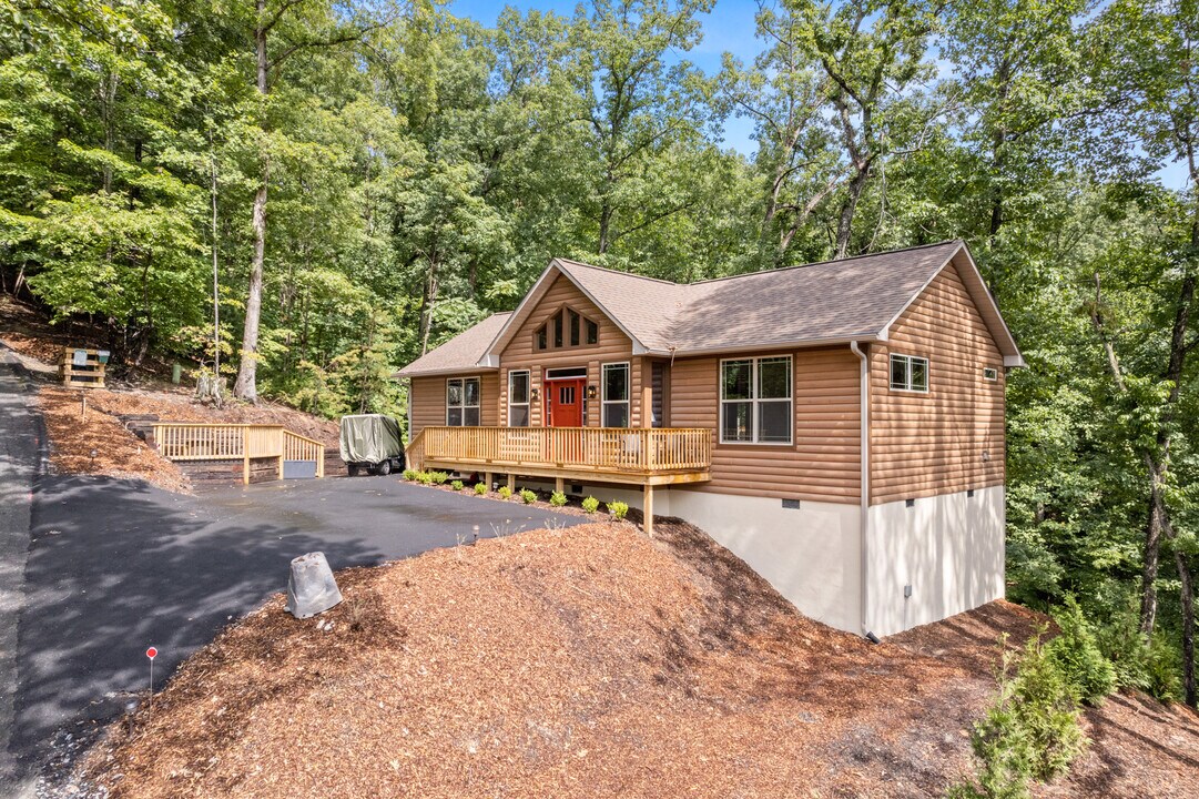131 Pier Point Dr in Lake Lure, NC - Building Photo