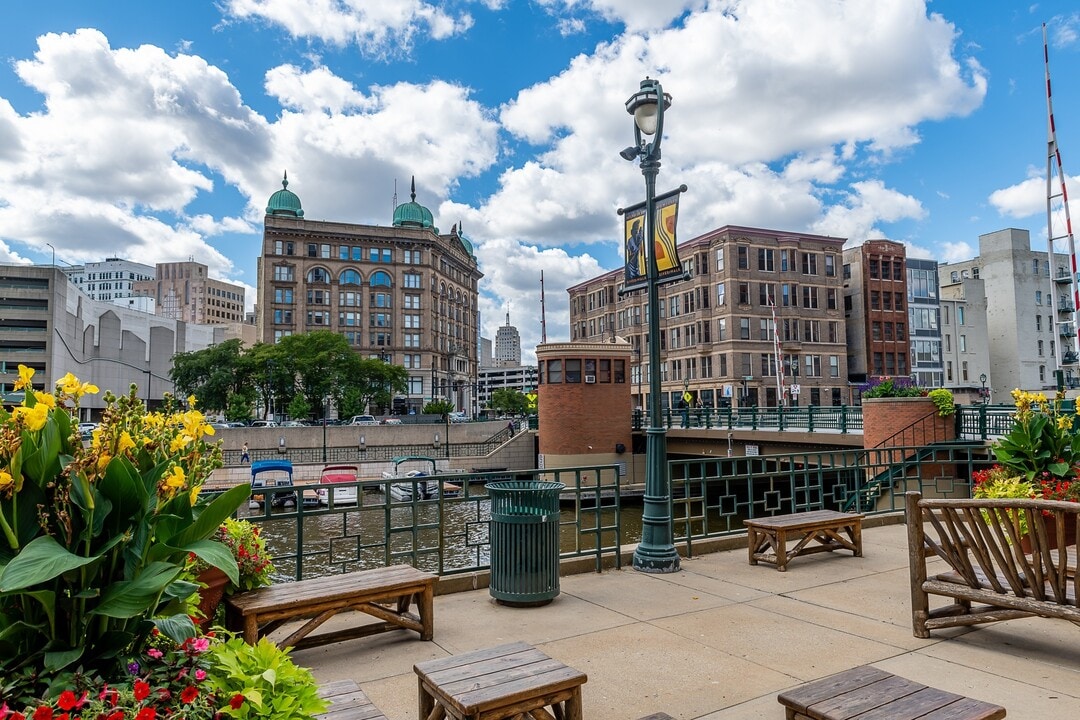 Evoni in Milwaukee, WI - Foto de edificio