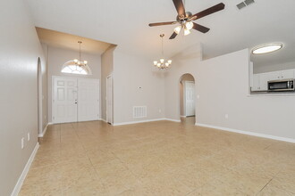 6922 Crown Lake Dr in Gibsonton, FL - Building Photo - Building Photo