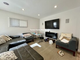 21 Iroquois St, Unit 1 Apartamentos