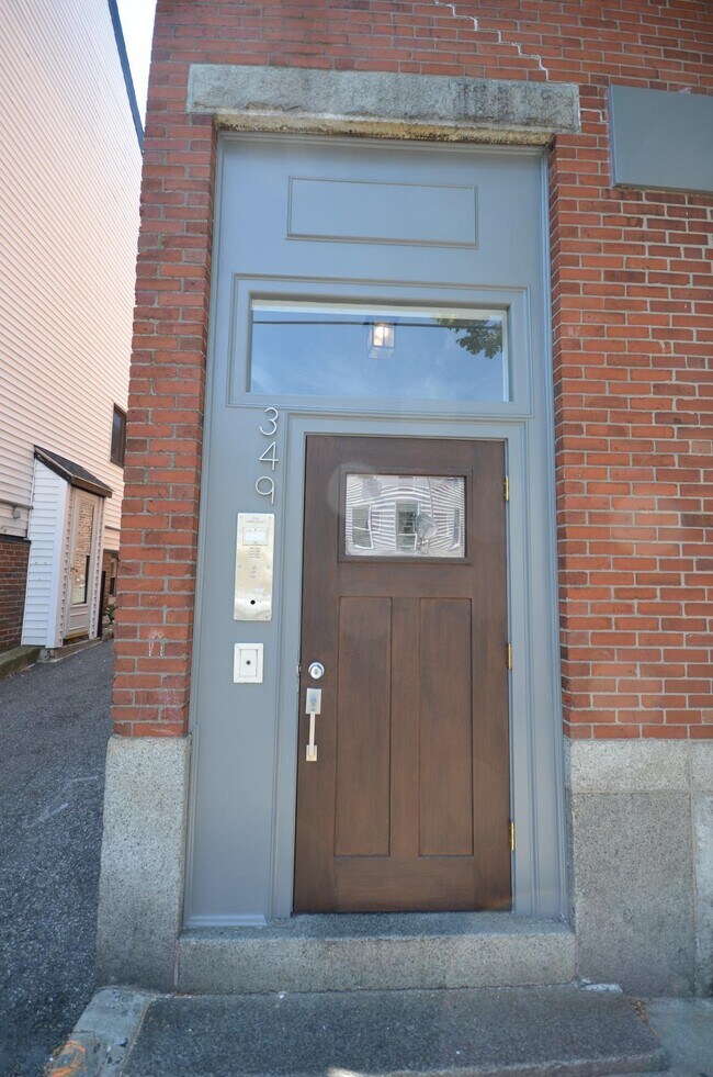 349 Sumner St, Unit 3 in Boston, MA - Foto de edificio - Building Photo
