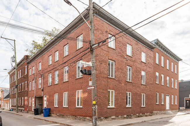 109 De La Reine Rue in Québec, QC - Building Photo - Primary Photo