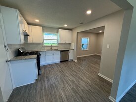 800 E Houston St in Dayton, TX - Building Photo