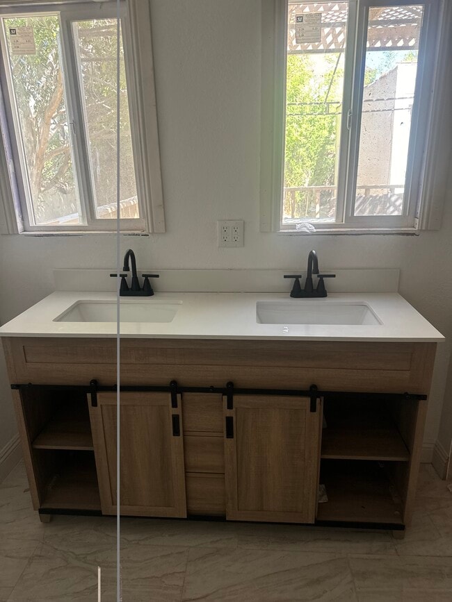 1236 S Highland Ave in Los Angeles, CA - Foto de edificio - Building Photo