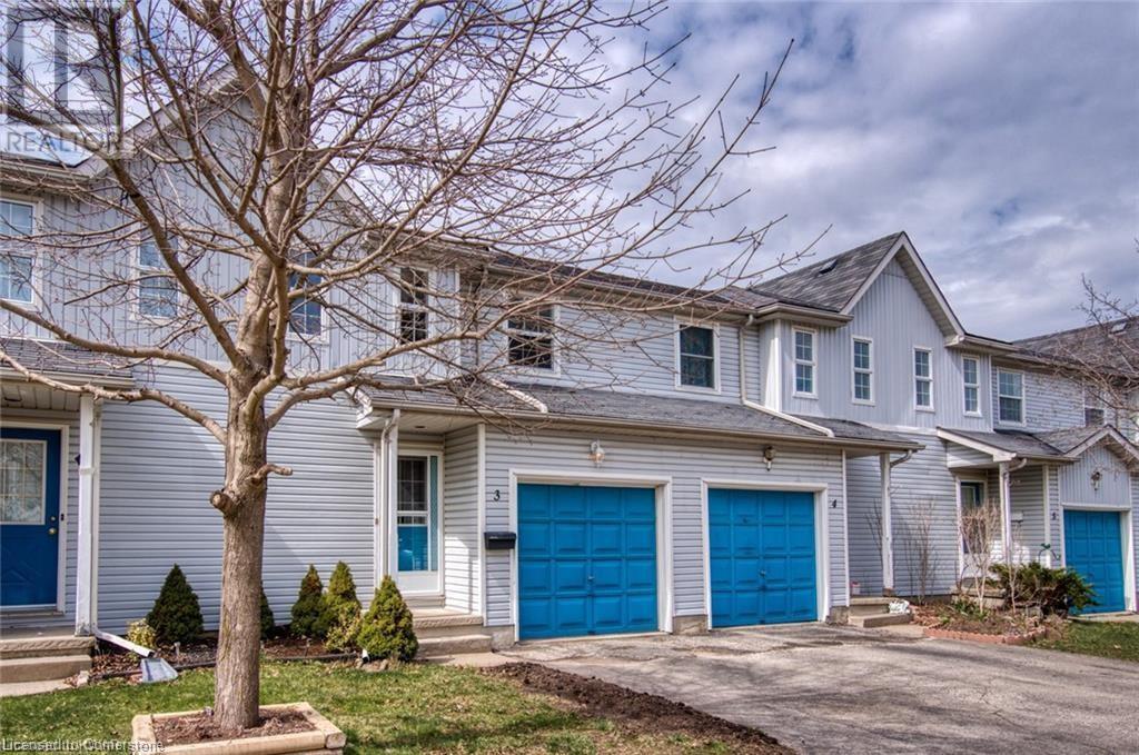 90 Mooregate Crescent in Kitchener, ON - Building Photo