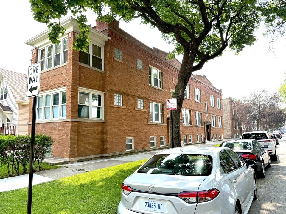 3907 W Cornelia Ave in Chicago, IL - Building Photo