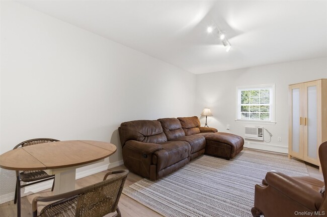 120 Greenlawn Rd in Huntington, NY - Building Photo - Building Photo