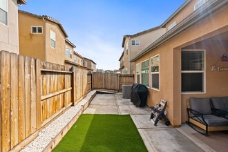 965 Thurman Way in Madera, CA - Foto de edificio - Building Photo