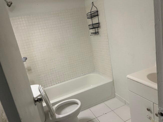 1281 W 61st Pl in Hialeah, FL - Foto de edificio - Building Photo