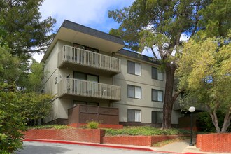 Shelter Creek in San Bruno, CA - Foto de edificio - Building Photo
