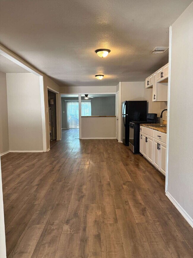 335 Monticello Ct in San Antonio, TX - Building Photo - Building Photo
