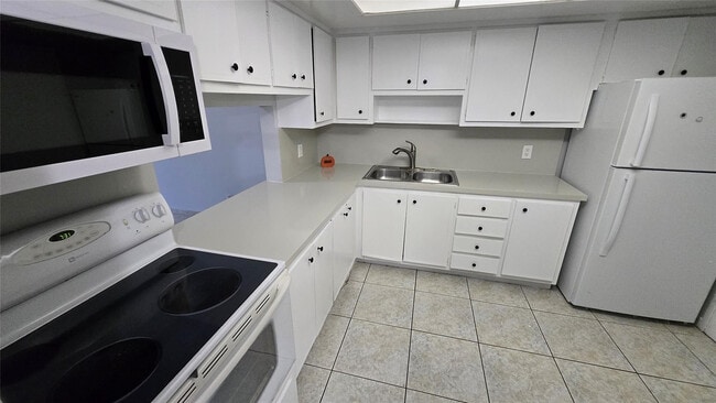 16800 NE 15th Ave in North Miami Beach, FL - Building Photo - Building Photo