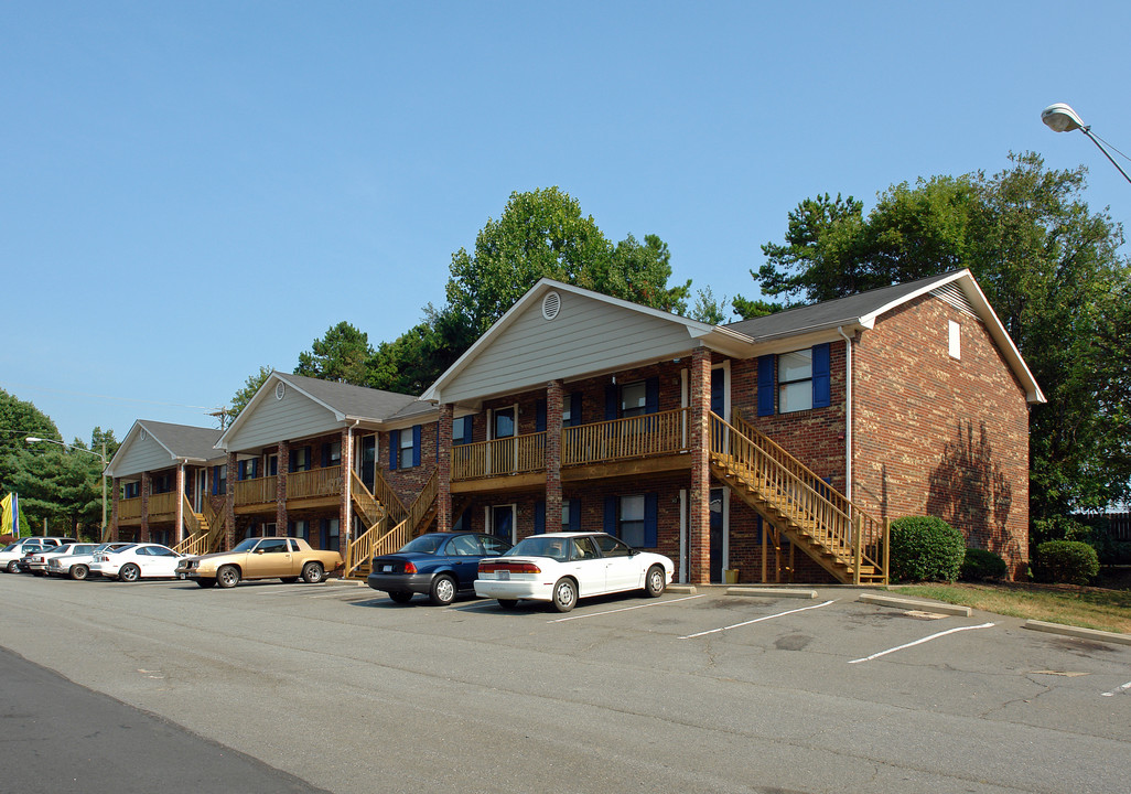 West Meadows Apartments in Winston-Salem, NC - Foto de edificio