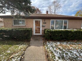 946 E Grant Dr in Des Plaines, IL - Building Photo