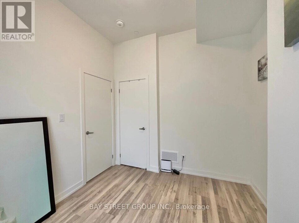 370 G Red Maple Rd in Richmond Hill, ON - Building Photo